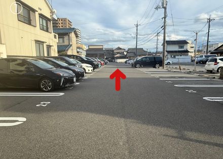 駐車場から当店への行き方案内 STEP 1